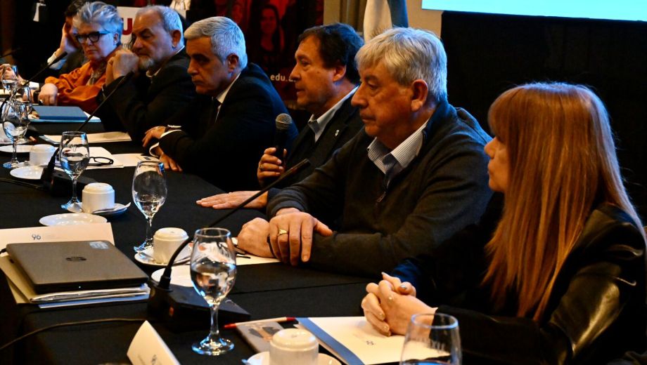 El gobernador participó del Plenario de Rectores Universitarios y habló ante la prensa del anuncio de Milei sobre Malvinas. Foto: Chino Leiva
