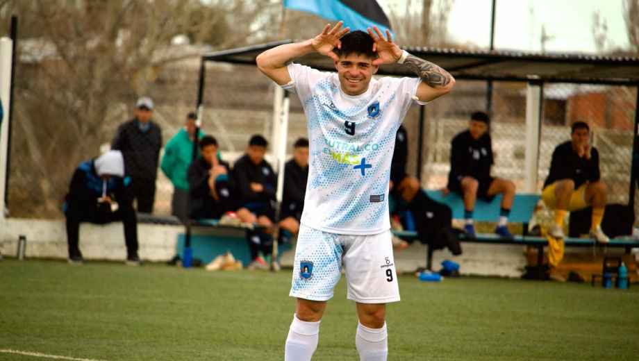 Laureano Doello metió cuatro goles en su debut en Alianza de Cutral Co. (Foto: Prensa Alianza)
