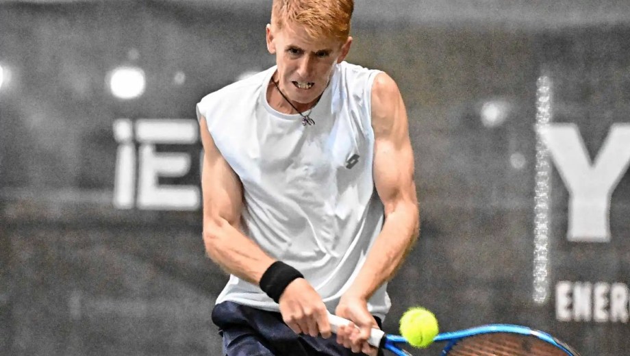 Nicolás Jara Lozano cayó ante el uruguayo Felipe Aguilar Cardozo y se despidió de la Copa Chubut Deportes M15. (Foto: Gentileza Daniel Feldman - Diario Jornada)