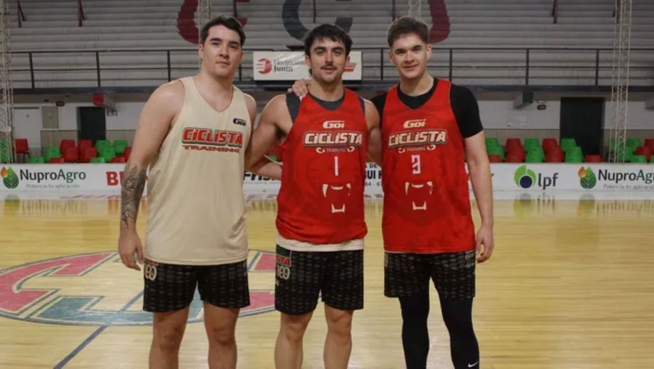 Julián Herrera y los neuquinos Juani Larraza y Sinigoj, en plena pretemporada. (Prensa Ciclista)