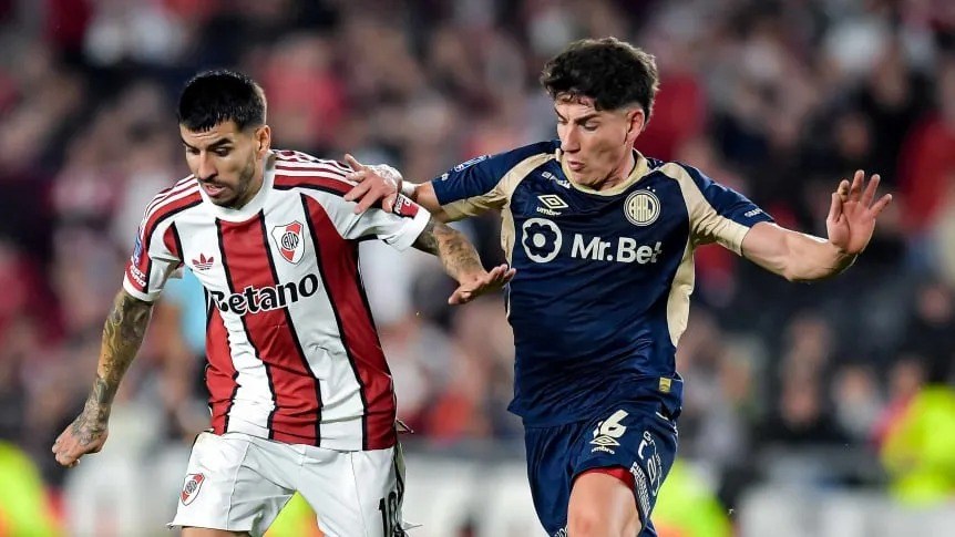 Francisco Álvarez en duelo con Ángel Correa, en la última visita de Argentinos a River Plate. (Foto: Marcelo Endelli/Getty Images)
