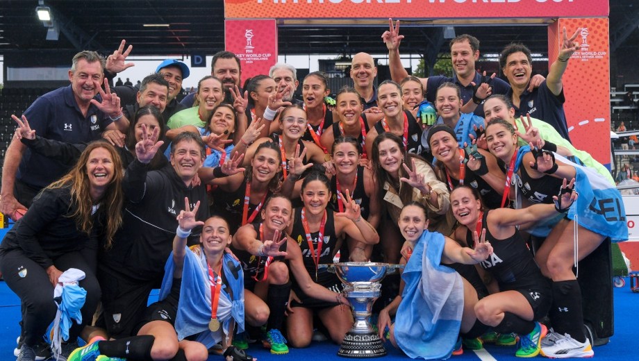 Delfina Otero (abajo a la izquierda) en el festejo de Las Leonas. (Foto: AP)