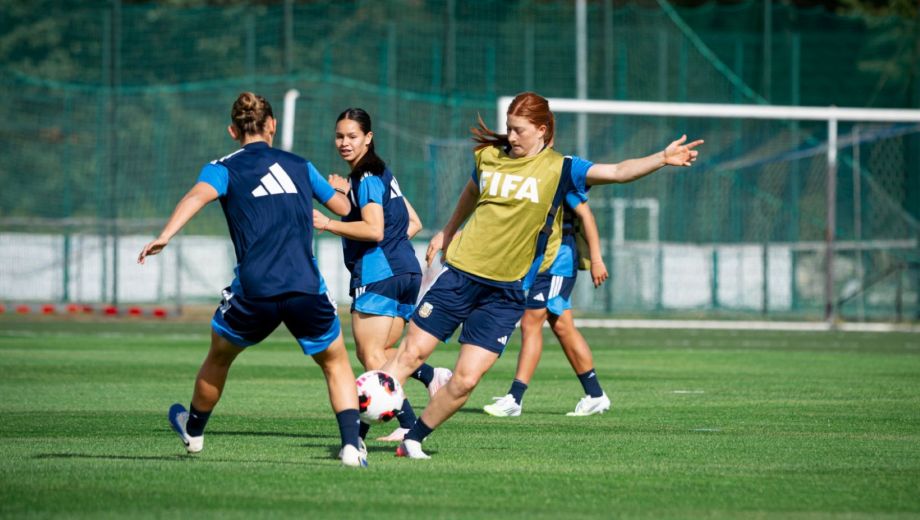 Las chicas entrenaron en Ezeiza, antes de partir a tierras polacas. (Prensa AFA)