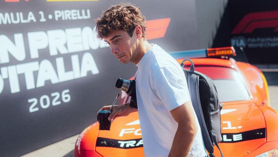 Colapinto cara a cara con el Rayo McQueen en Monza. (Foto: @AlpineF1Team)
