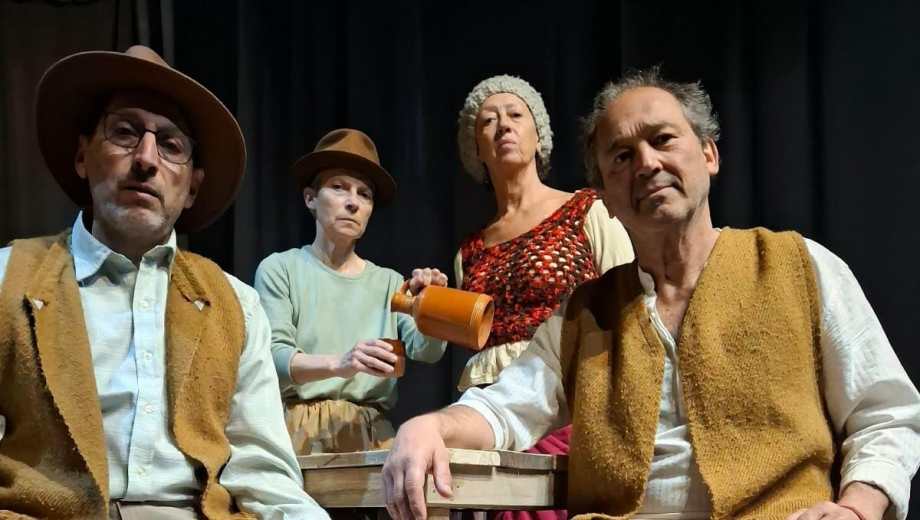 La Logia Bagual sale a escena para improvisar una obra de teatro dentro de una obra de teatro. 