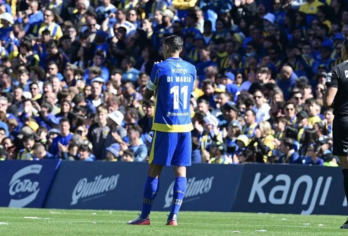 Emotivo homenaje a Messi en el Gigante de Arroyito, con ovación a Di María