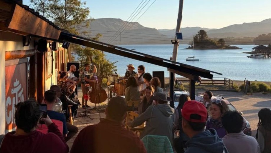 El comercio se caracteriza por los aperitivos para acompañar el atardecer frente al lago. Foto: gentileza.
