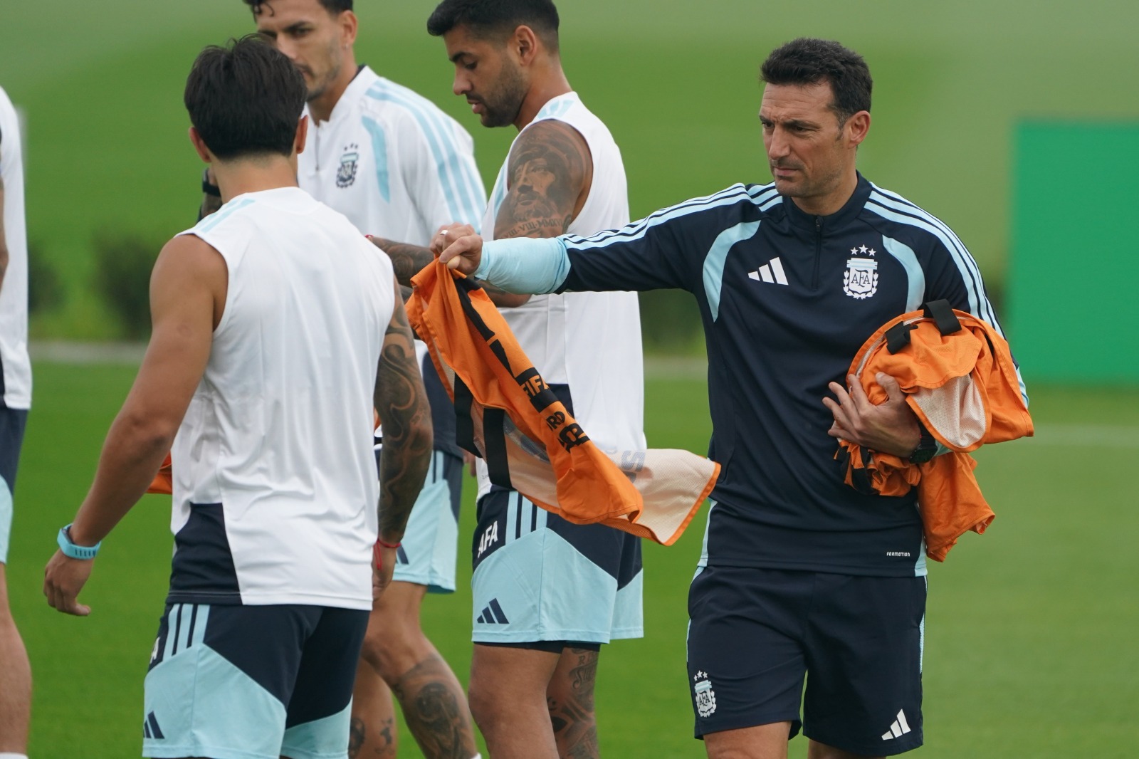 Scaloni dio a conocer a los convocados del fútbol local, con la sorpresa del juvenil Flores