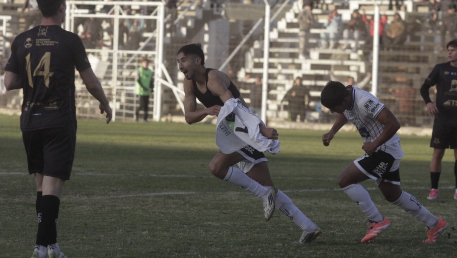 Andrés Almirón volvió a ser determinante para Cipolletti en el Federal A. (Foto: Oscar Livera)