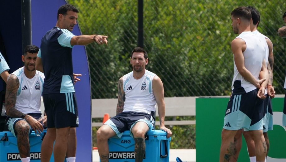 Lionel Scaloni aún no renovó y Messi ya anunció su retiro en la Selección Argentina. (Foto: Clarín Fotografía)