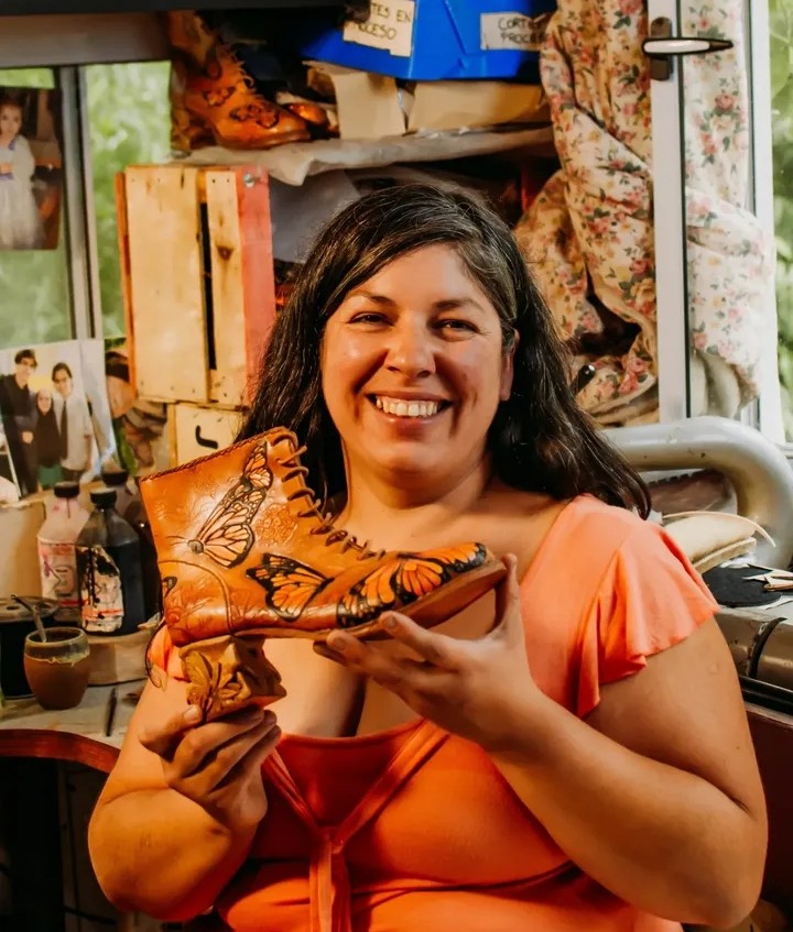 Artesana de El Bolsón transforma calzado en arte reconocido a nivel nacional