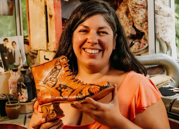 Alejandra es diseñadora gráfica, comunicadora y artesana.  Foto: gentileza