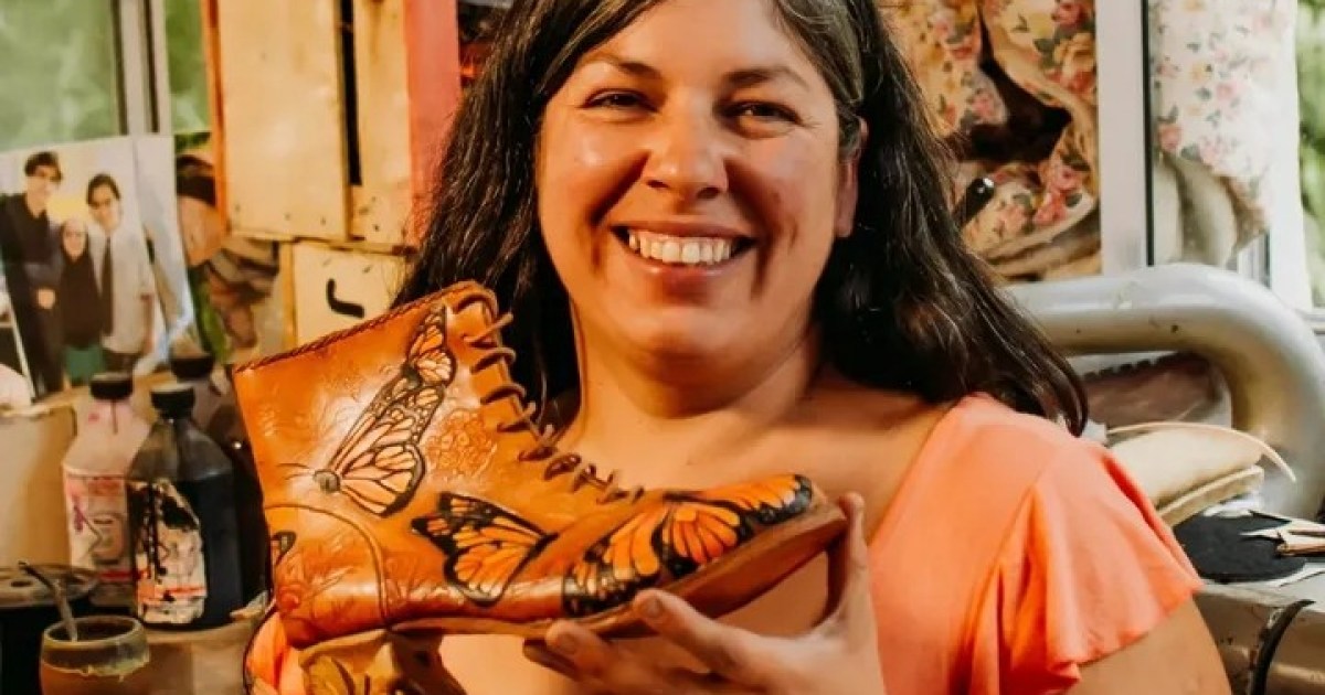 Artesana de El Bolsón transforma calzado en arte reconocido a nivel nacional