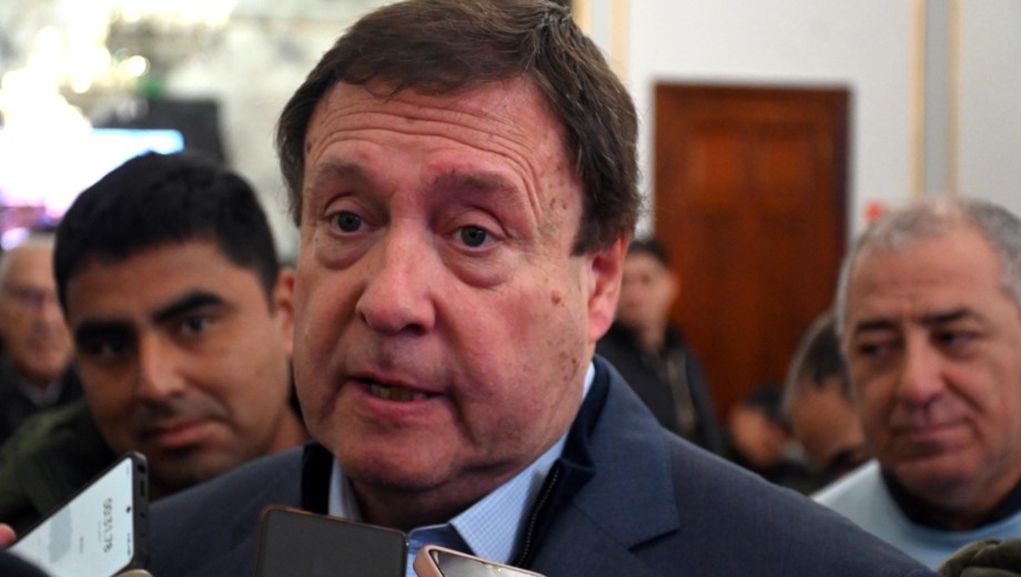 Alberto Weretilneck anunció el proyecto que habilita a los estatales a elegir otra obra social. Foto: Marcelo Ochoa.