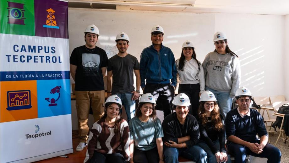 Los estudiantes de la UNCo vivieron de cerca la realidad de Vaca Muerta.