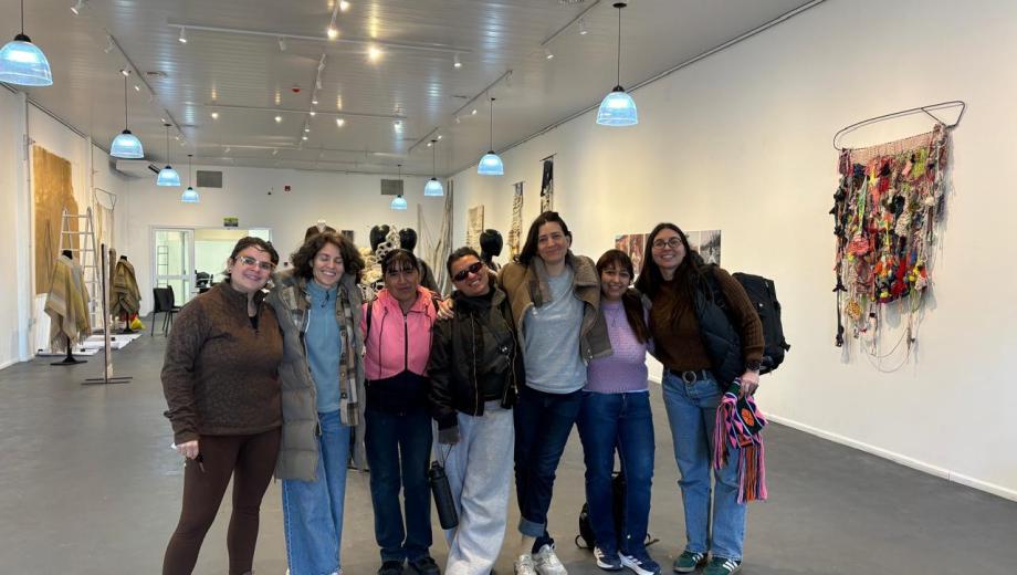 Protagonistas. Trabajadoras del museo zapalino, hilanderas y artistas reunidas durante el montaje de la muestra “Fibras vivas”.