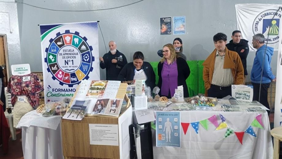 Llegó la cuarta Expo en Viedma con la participación del Servicio de Empleo AMIA y la Cámara de Comercio. 