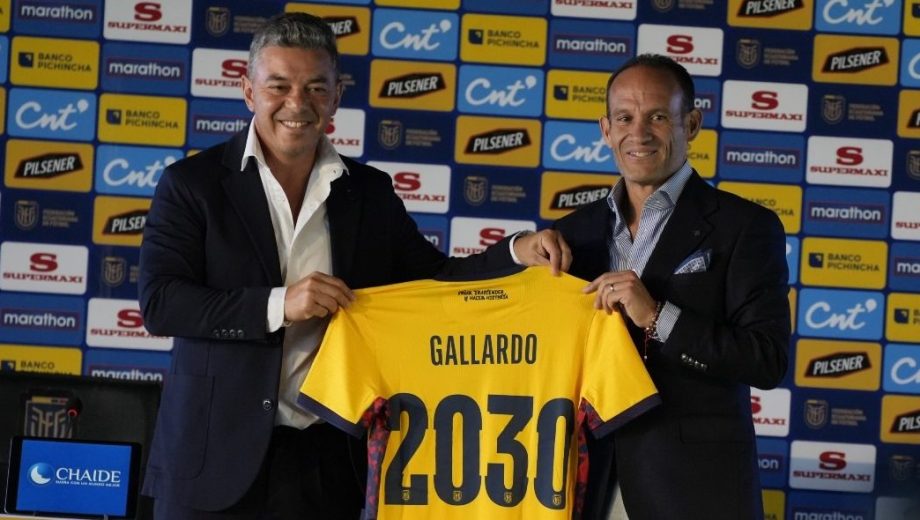 Marcelo Gallardo, presentado como el entrenador de Ecuador junto a Francisco Egas, presidente de la FEF. (Foto: @FEFecuador)