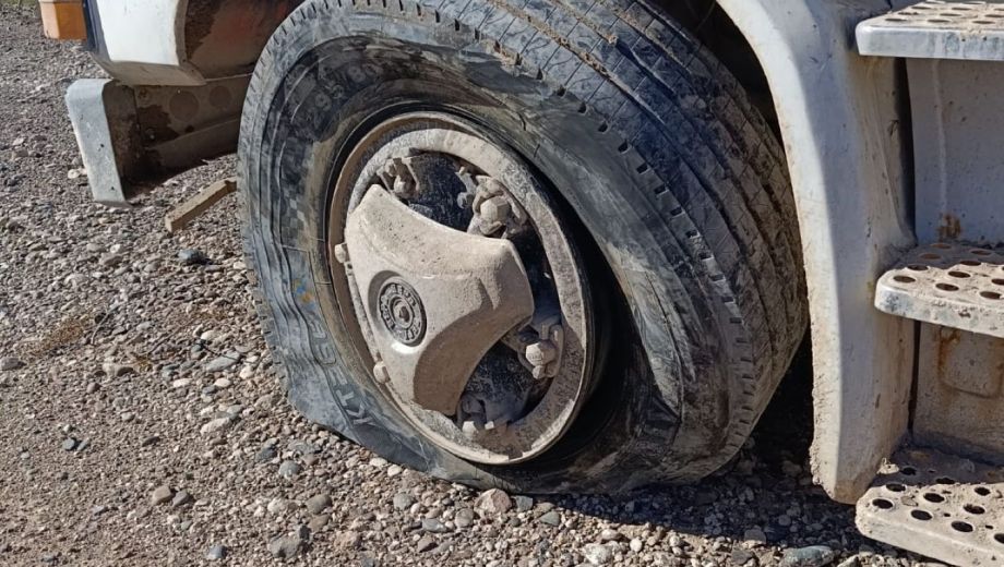 Los neumáticos del camión implosionaron ante el arco eléctrico producido por la descarga. Foto: gentileza