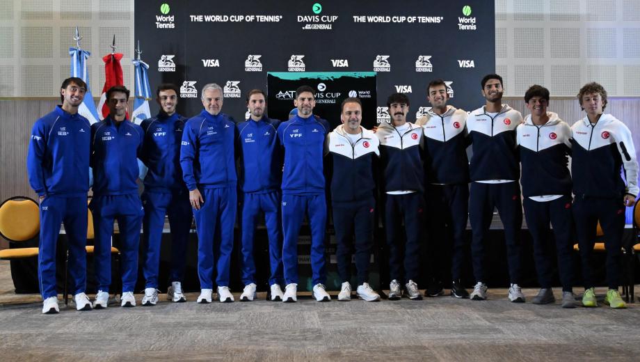 Los equipos de Argentina y Turquía, juntos en el Centro de Convenciones Domuyo, donde se realizó el sorteo de la serie de la Copa Davis. (Foto: Cecilia Maletti)