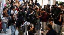 Imagen de Entre microscopios, estetoscopios y folletos, 2.000 jóvenes exploraron carreras y oficios en Bariloche