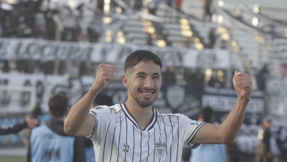 Andrés Almirón metió otro gol clave en Cipolletti. (Foto: Oscar Livera)