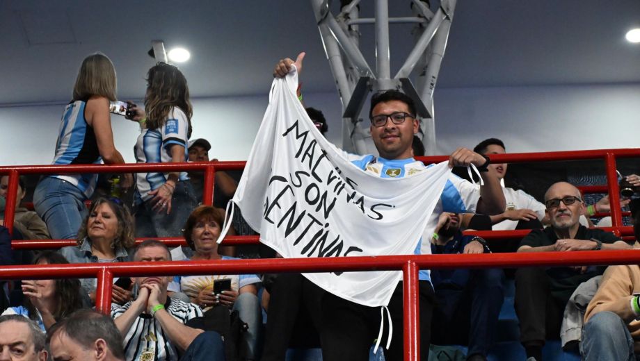Modo argento en el Ruca Che. Las tribunas se empiezan a colmar para vivir la serie de de la Davis. (Cecilia Maletti)