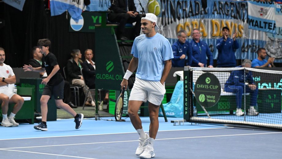 Todo sonrisas para Cerúndolo en el Ruca Che. Consiguió el primer punto y el último, para que Argentina derrote 3-1 a Turquía. (Foto: Cecilia Maletti)