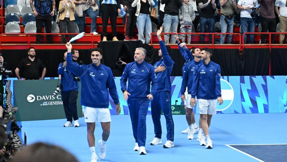 El festejo del equipo argentino en el Ruca Che, luego de eliminar a Turquía y conseguir la victoria N° 100 en Copa Davis. (Foto: Cecilia Maletti)