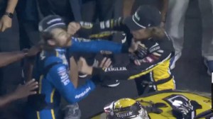 A las piñas en la Nascar: dos pilotos enloquecieron tras la competencia en Bristol