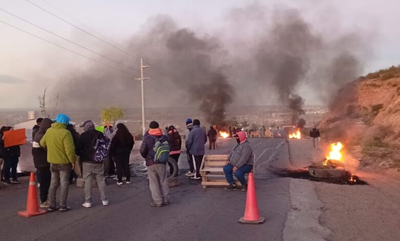 El bloqueo se realiza en la zona del Acceso Norte, en cercanías a la rotonda de Pluspetrol. Foto: gentileza.