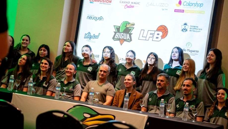 El plantel de las neuquinas se presentó en sociedad en el Casino Magic. (Gentileza Biguá)