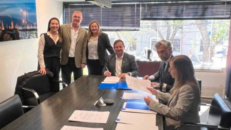 Gustavo Naves, Presidente & CEO de Venoil Energía, con su equipo directivo en el momento de la posesión. Foto gentileza.
