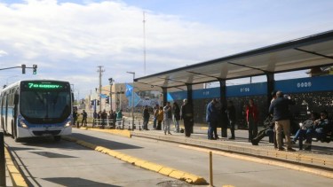 Neuquén tiene un metrobús renovado: mayor seguridad y luminaria en 29 paradores