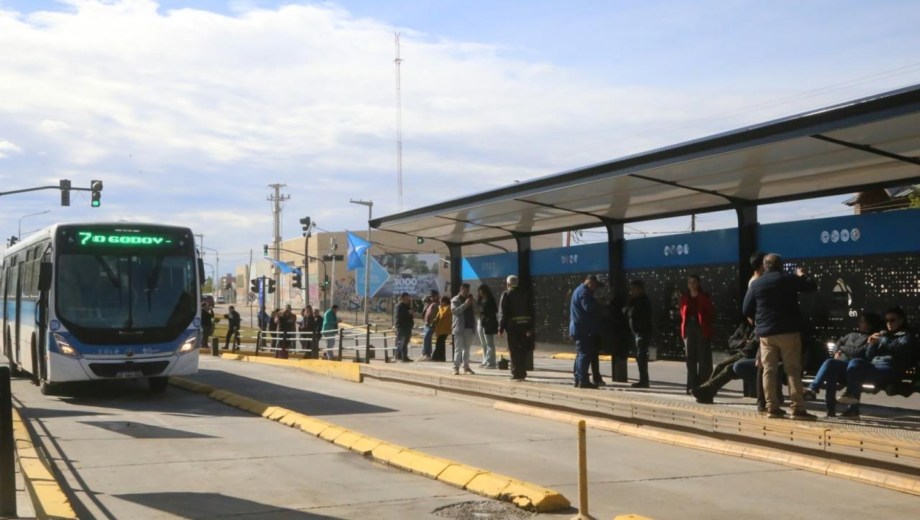 Neuquén tiene un metrobús renovado: mayor seguridad y luminaria en 29 paradores