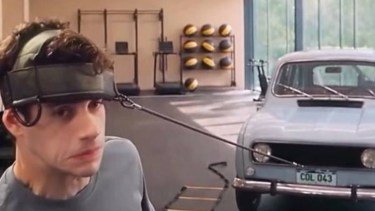 ¿Es real? El detrás de escena del entrenamiento de cuello de Colapinto con un clásico Renault 3