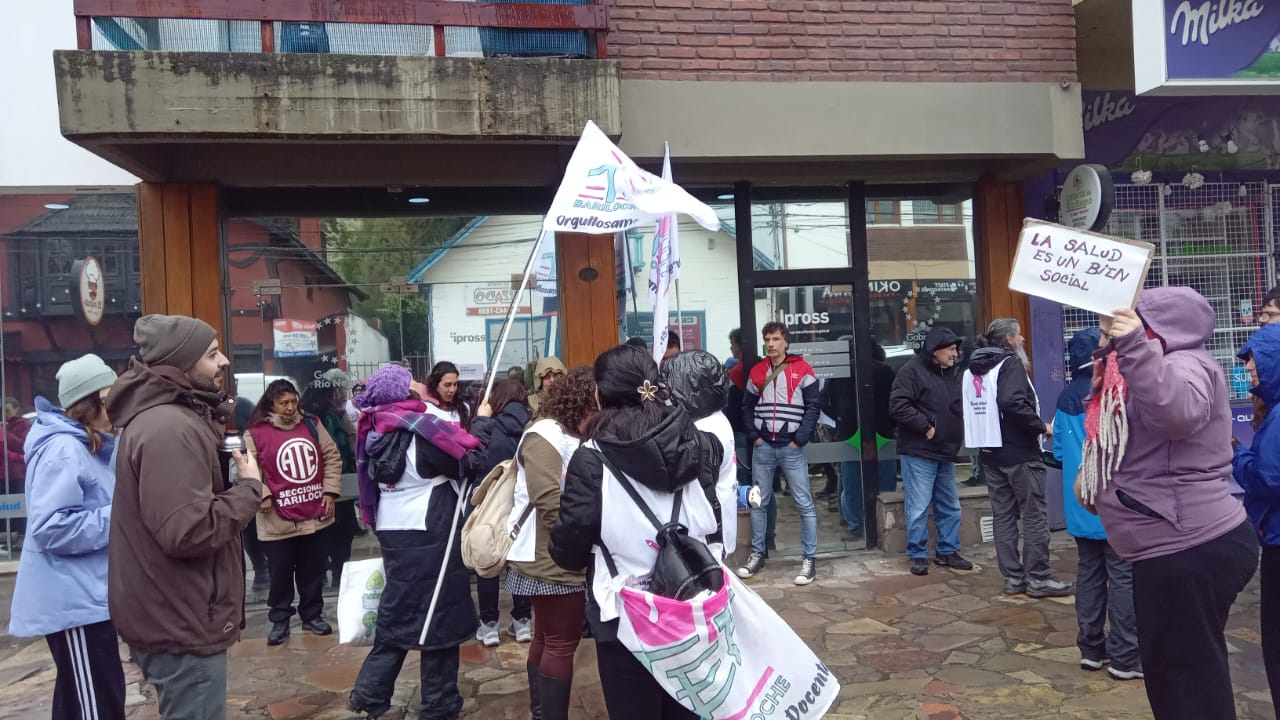 Protestas en Bariloche contra reforma del Ipross por Unter y ATE