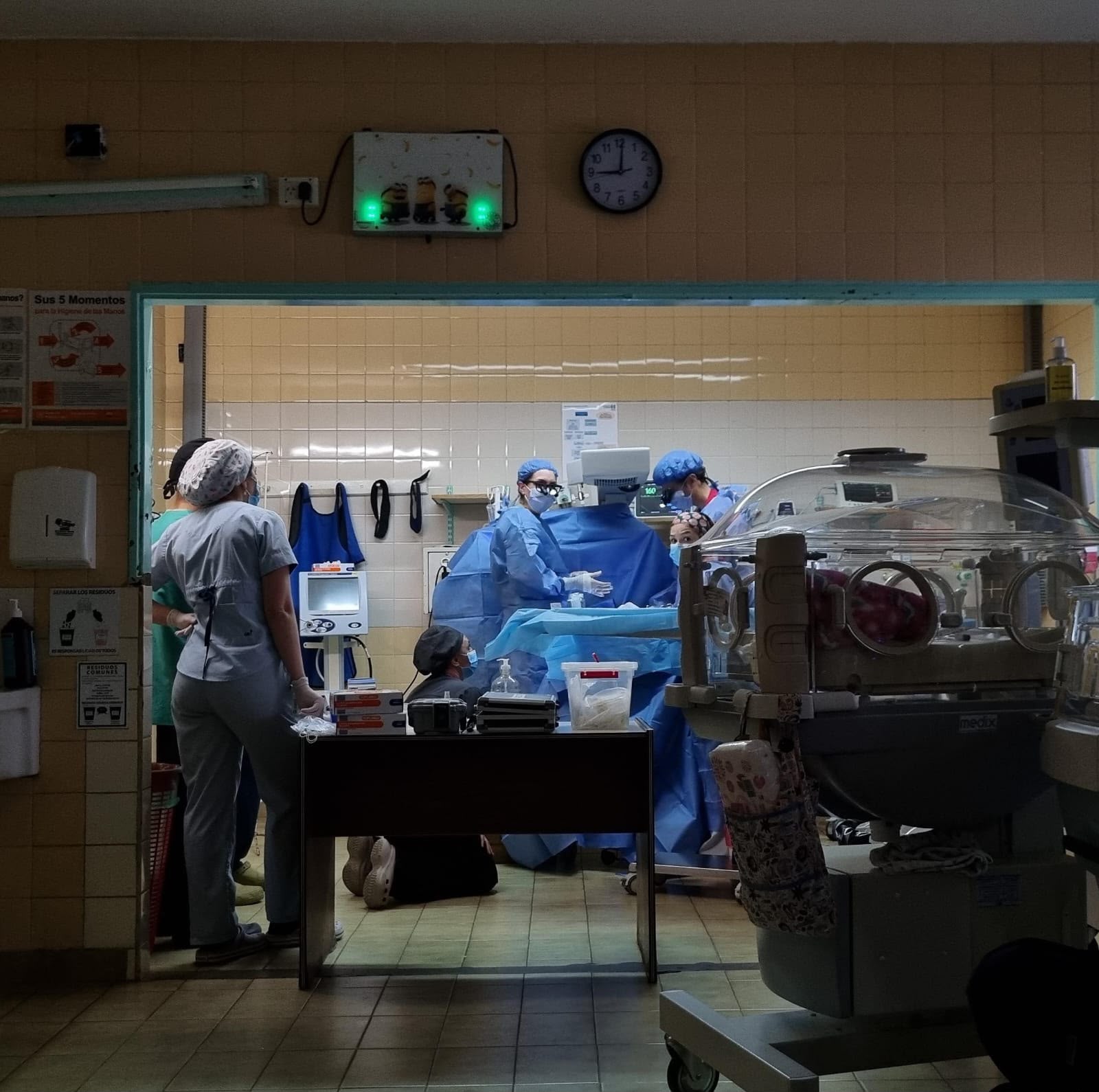 Realizan cirugía a beba prematura en Bariloche evitando su traslado