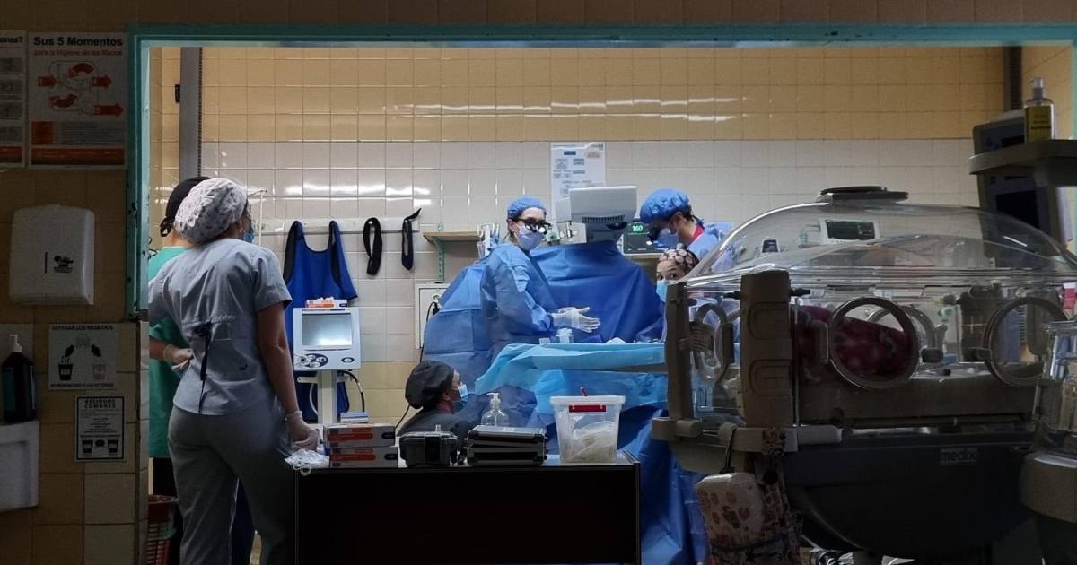 Realizan cirugía a beba prematura en Bariloche evitando su traslado