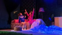 Imagen de «Villa California», la obra roquense producida por el Teatro Cervantes: una celebración del acontecimiento teatral