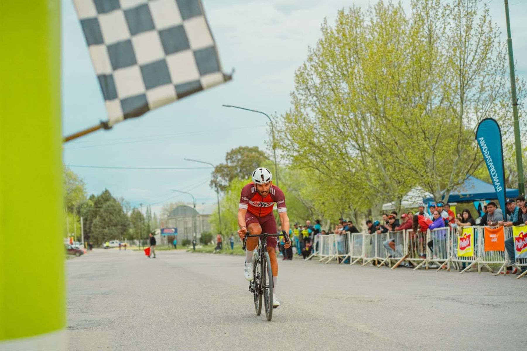 Fernández Oro cierra el Giro Oro con su última etapa y una peña folclórica