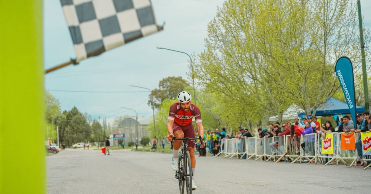 Fernández Oro cierra el Giro Oro con su última etapa y una peña folclórica