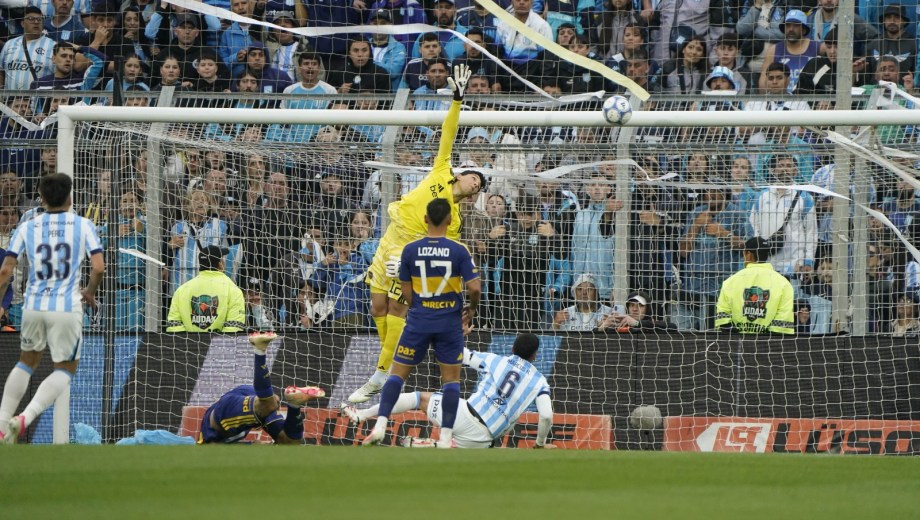 El gol olímpico de Gastón Lodico a Leandro Brey. (Foto: Clarín Fotografía)