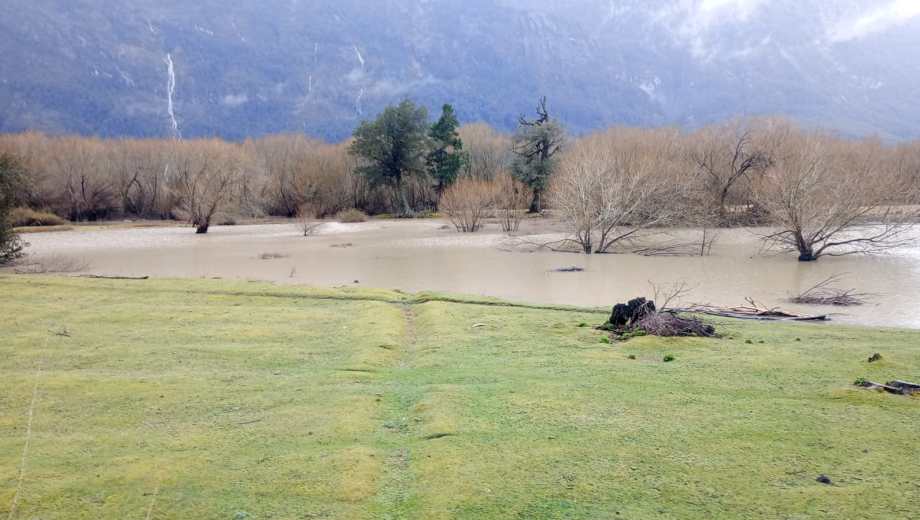 El agua baja, pero muy de a poco. Hay pronóstico de precipitaciones. Foto: gentileza