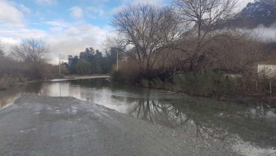 El agua baja, pero muy de a poco. Hay pronóstico de precipitaciones. Foto: gentileza