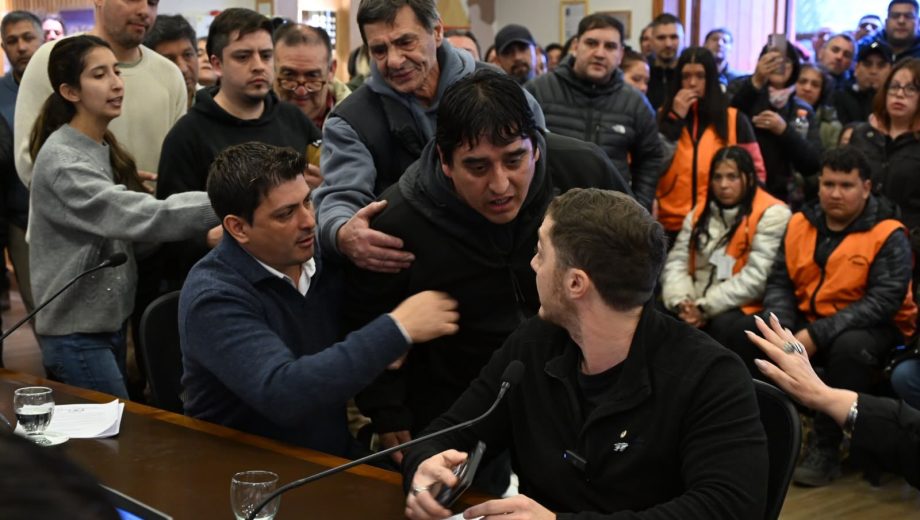 Tensión en el Concejo de Bariloche, funcionarios y adherentes a la gestión municipal mantienen fuertes cruces con concejales opositores. Foto: Chino Leiva.