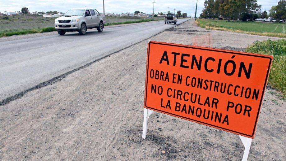 Hoy culminó la repavimentación de la Ruta Provincial 1, mientras avanza la segunda etapa de luminarias que involucra el acceso a Viedma. Foto: Marcelo Ochoa 