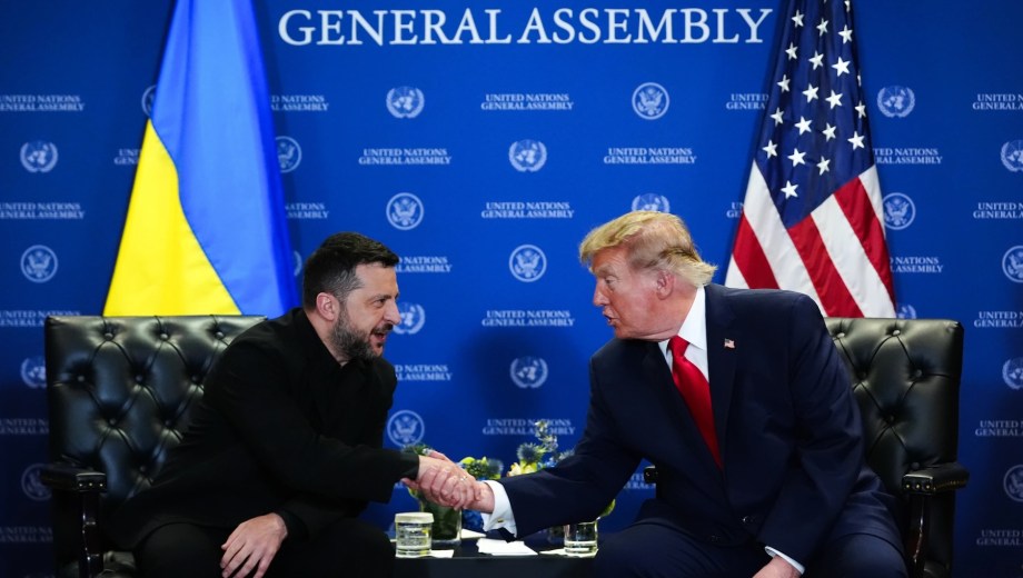Volodímir Zelenski y Donald Trump se estrechan la mano durante su reunión en Nueva York, previa a la Asamblea General de la ONU. (Foto: AP)