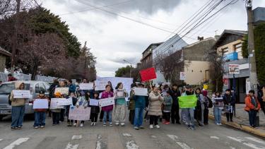 La comunidad de la Escuela 16 de Bariloche trasladó su reclamo edilicio a la calle