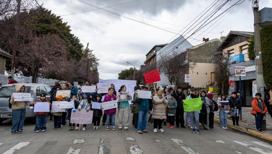 Familias de la comunidad educativa de la escuela 16 de Bariloche se manifestaron para pedir por el estado edilicio. Foto: Gentileza